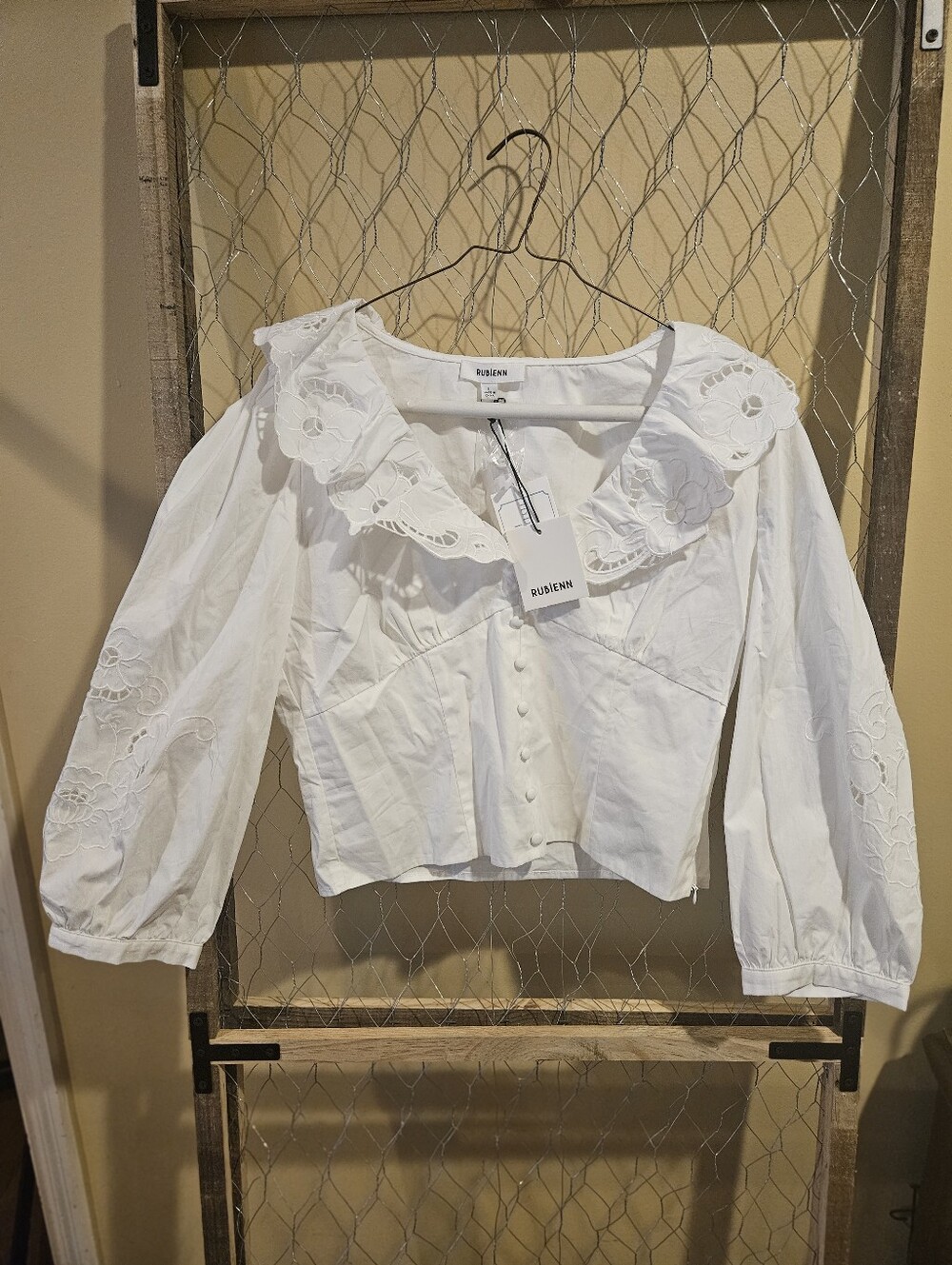 New Rubienn White Eyelet Collar Button-Front Cotton Top